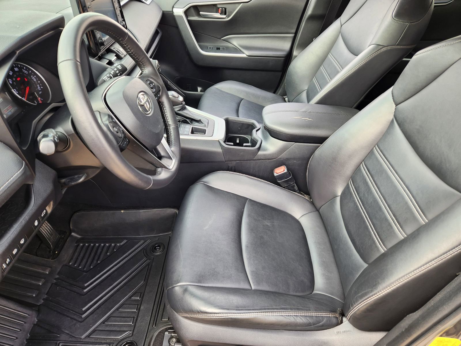 Used 2022 Toyota RAV4 XLE Premium AWD/4WD image 17