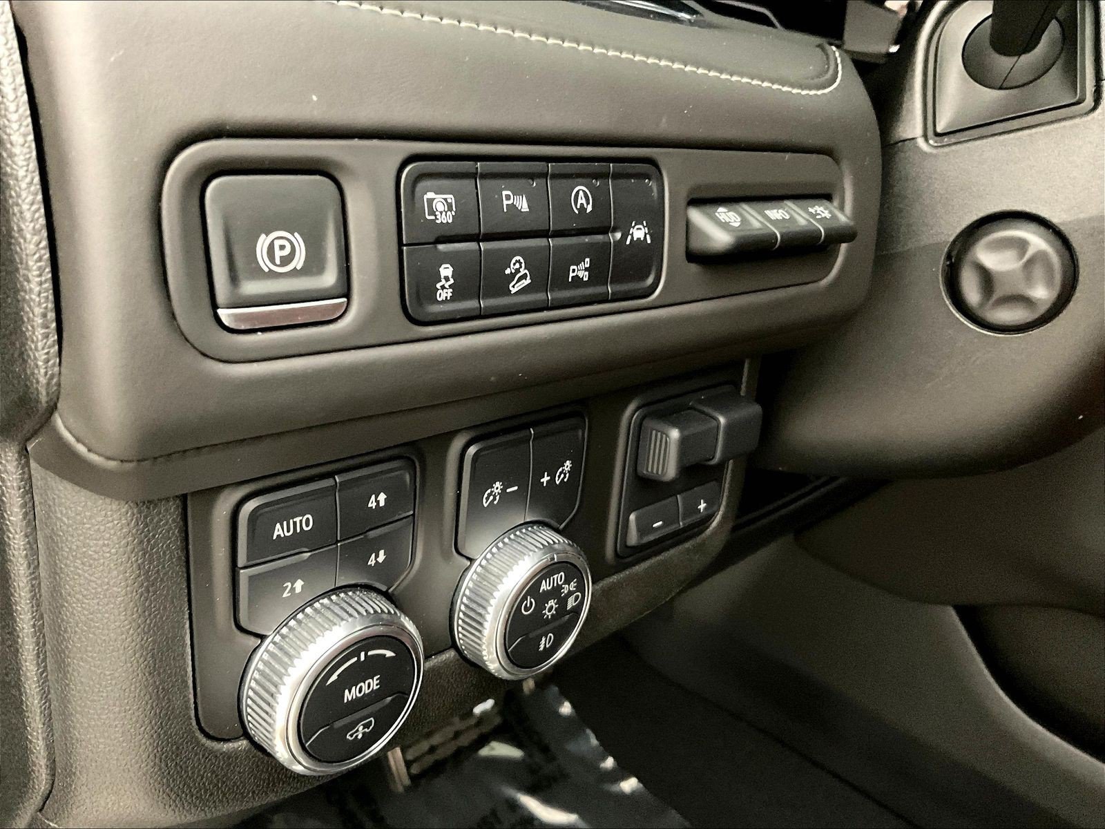 Used 2024 GMC Yukon Denali Ultimate AWD/4WD image 40