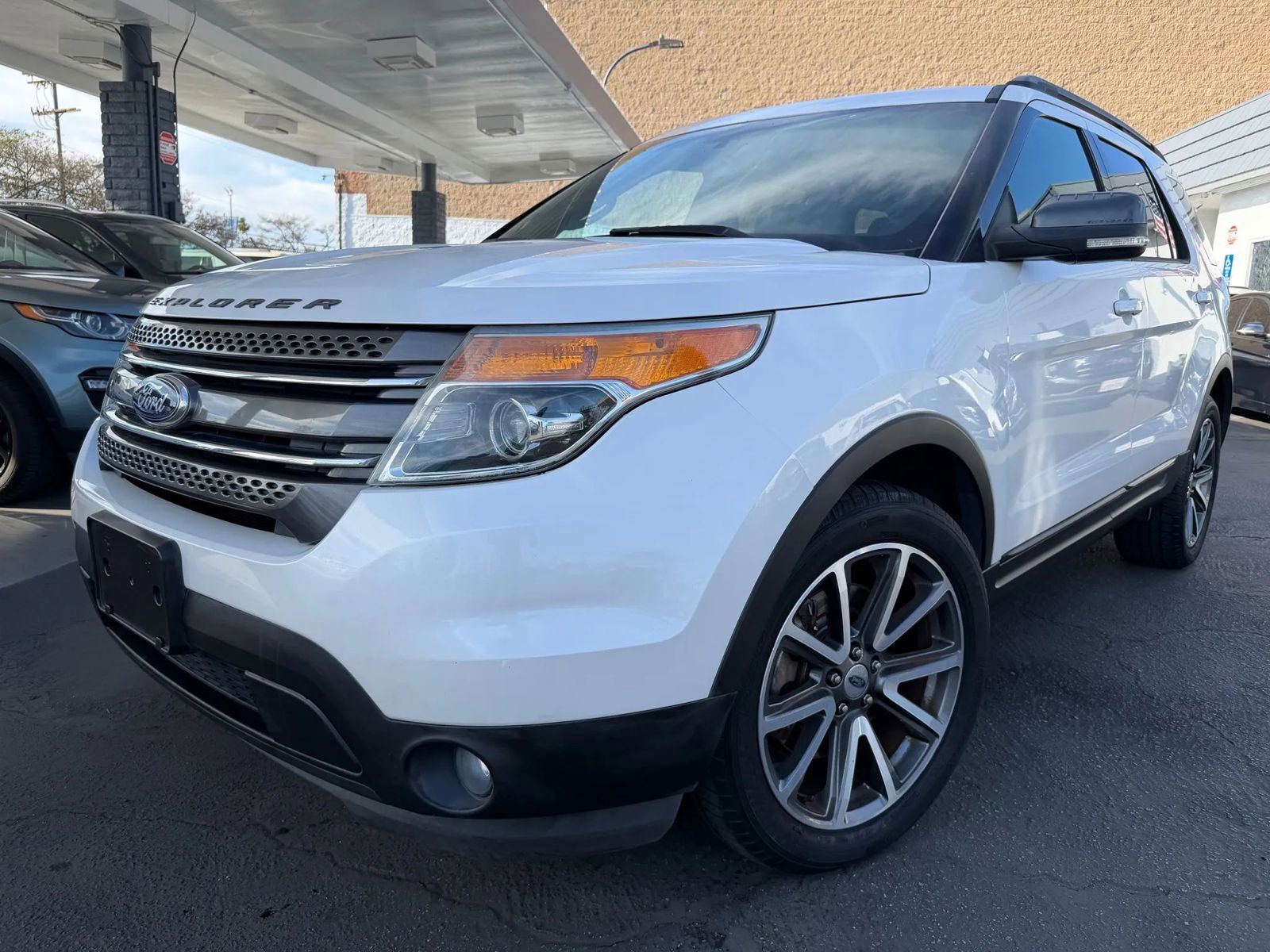Used 2015 Ford Explorer XLT w/ Equipment Group 202A AWD/4WD image 1