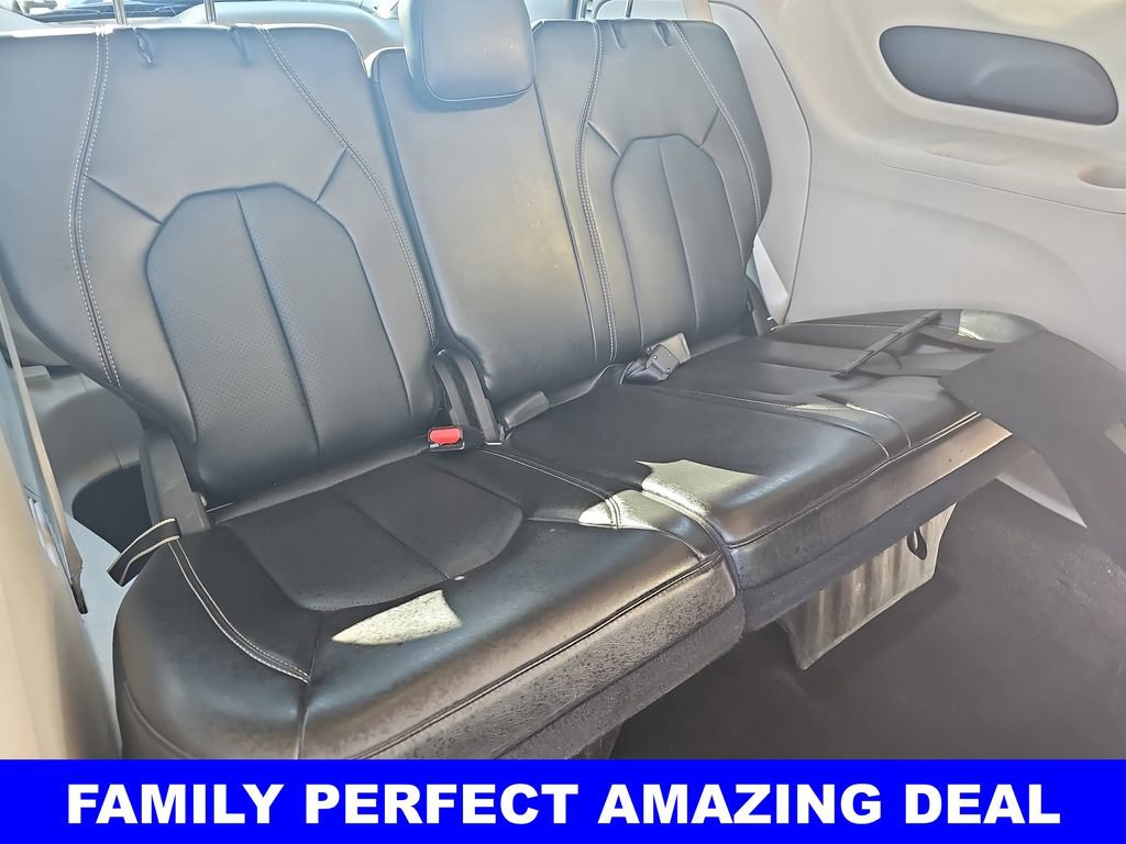 Used 2024 Chrysler Pacifica Select image 12