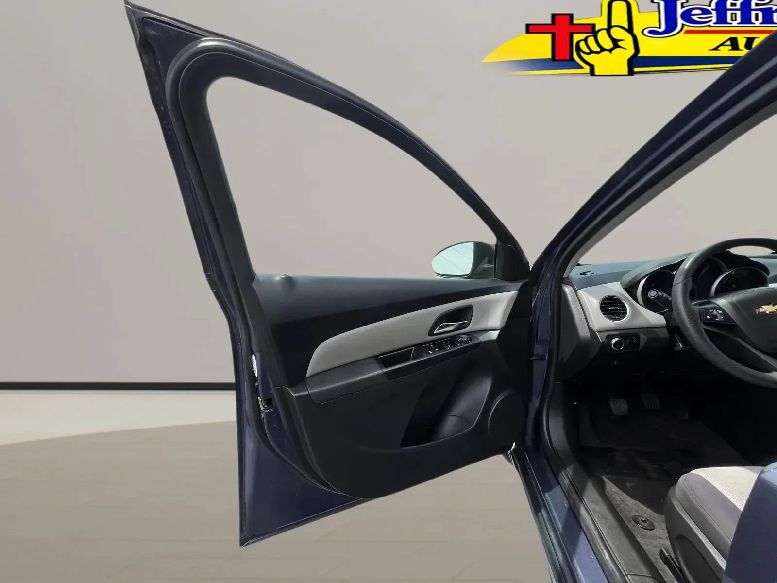 Used 2013 Chevrolet Cruze LS FWD image 5