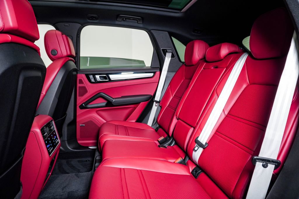 Certified 2023 Porsche Cayenne Platinum Edition image 17