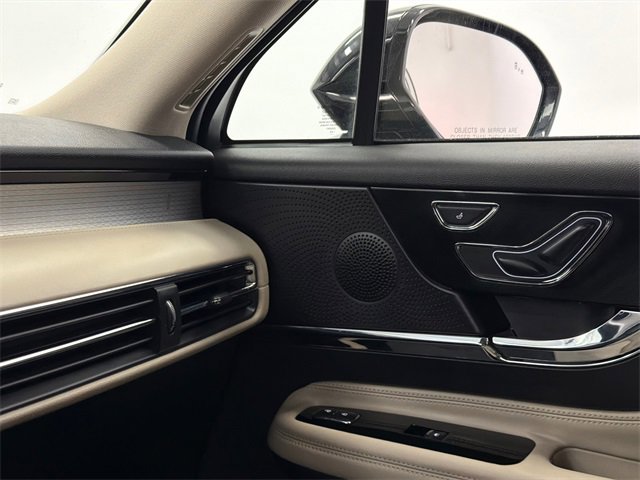 Used 2025 Lincoln Corsair AWD image 31