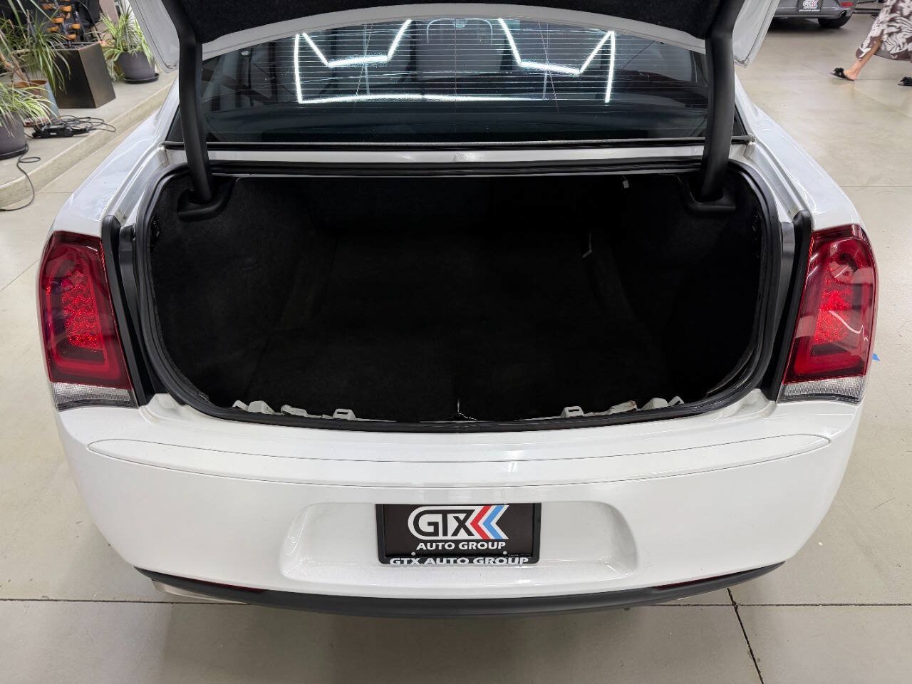 Used 2020 Chrysler 300 Touring w/ Sport Appearance Package AWD/4WD image 9