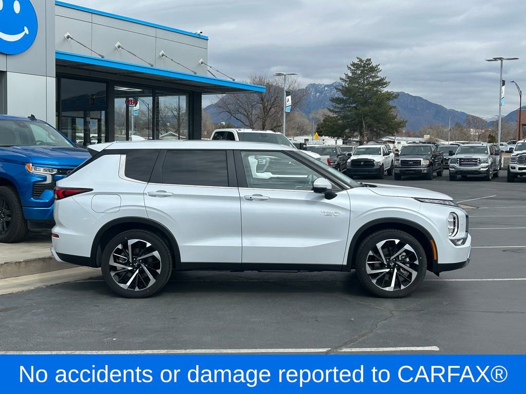 Used 2025 Mitsubishi Outlander 4WD Plug-In Hybrid image 2