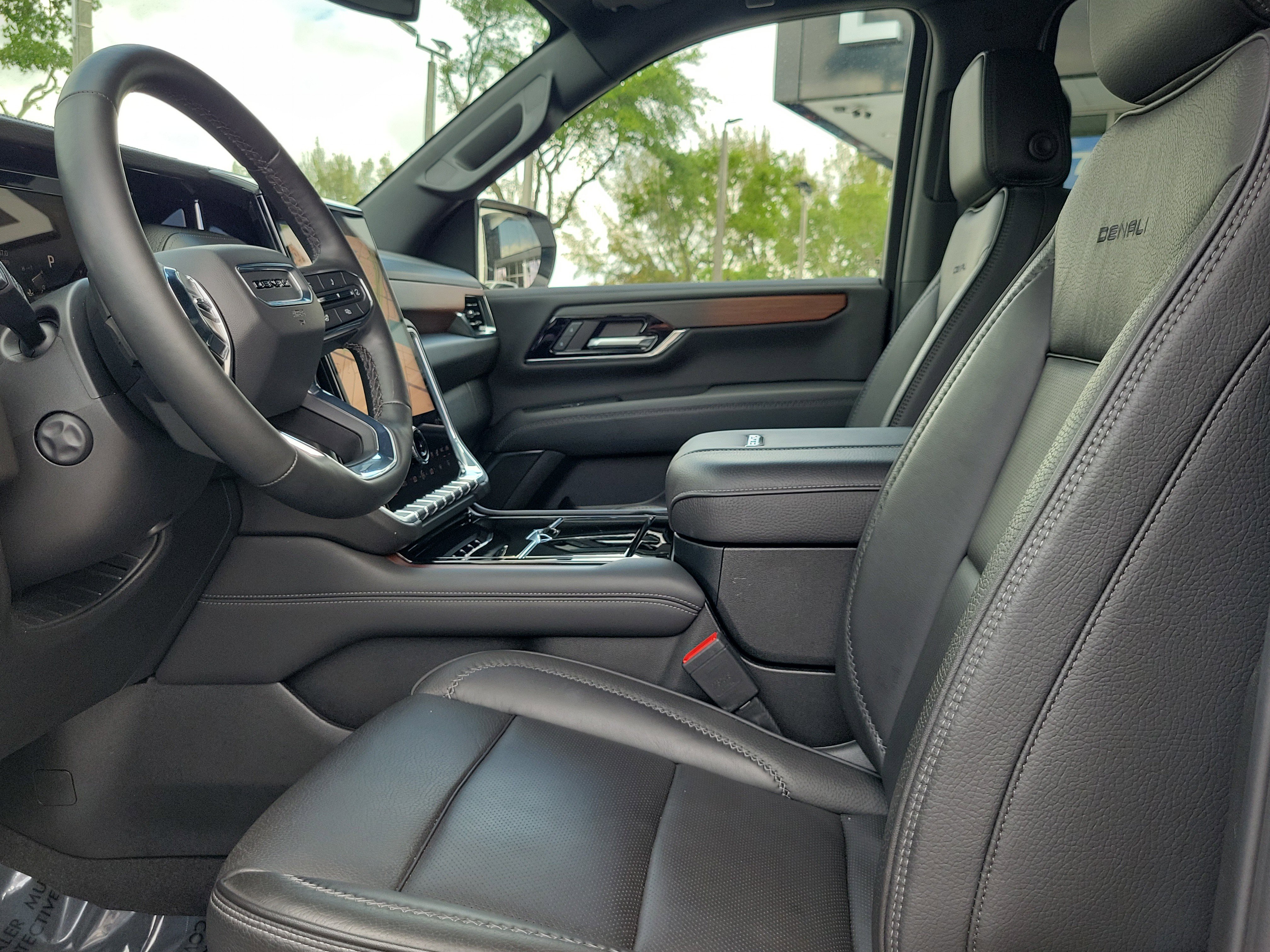 Used 2025 GMC Yukon XL Denali AWD/4WD image 12
