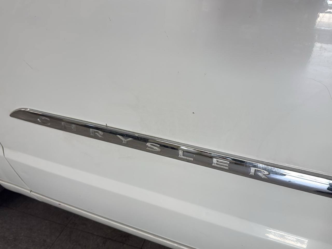 Used 2015 Chrysler Town & Country Touring FWD image 90