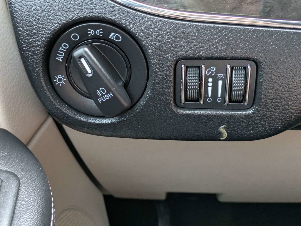 Used 2013 Chrysler Town & Country Limited w/ Luxury Group image 27