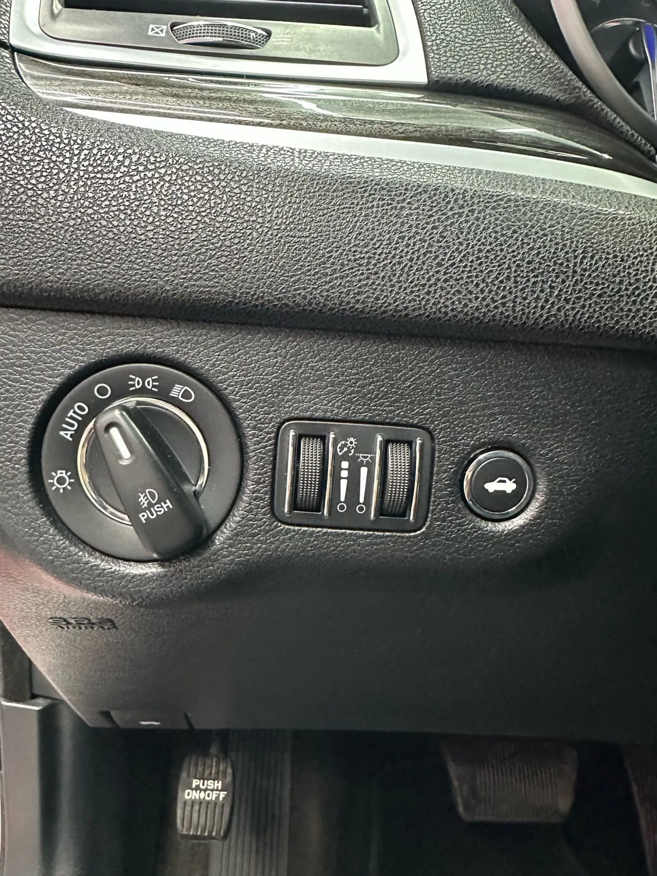 Used 2016 Chrysler 300 Limited image 12