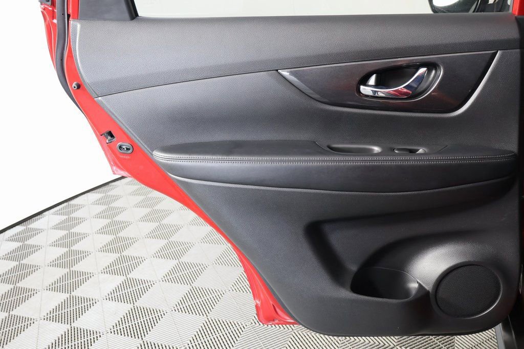 Used 2017 Nissan Rogue SV FWD image 13