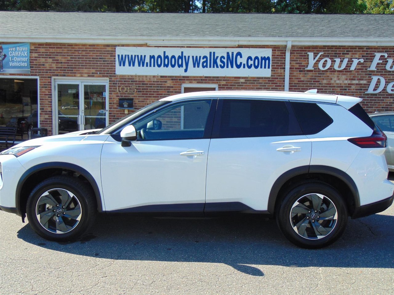 Used 2024 Nissan Rogue SV image 8