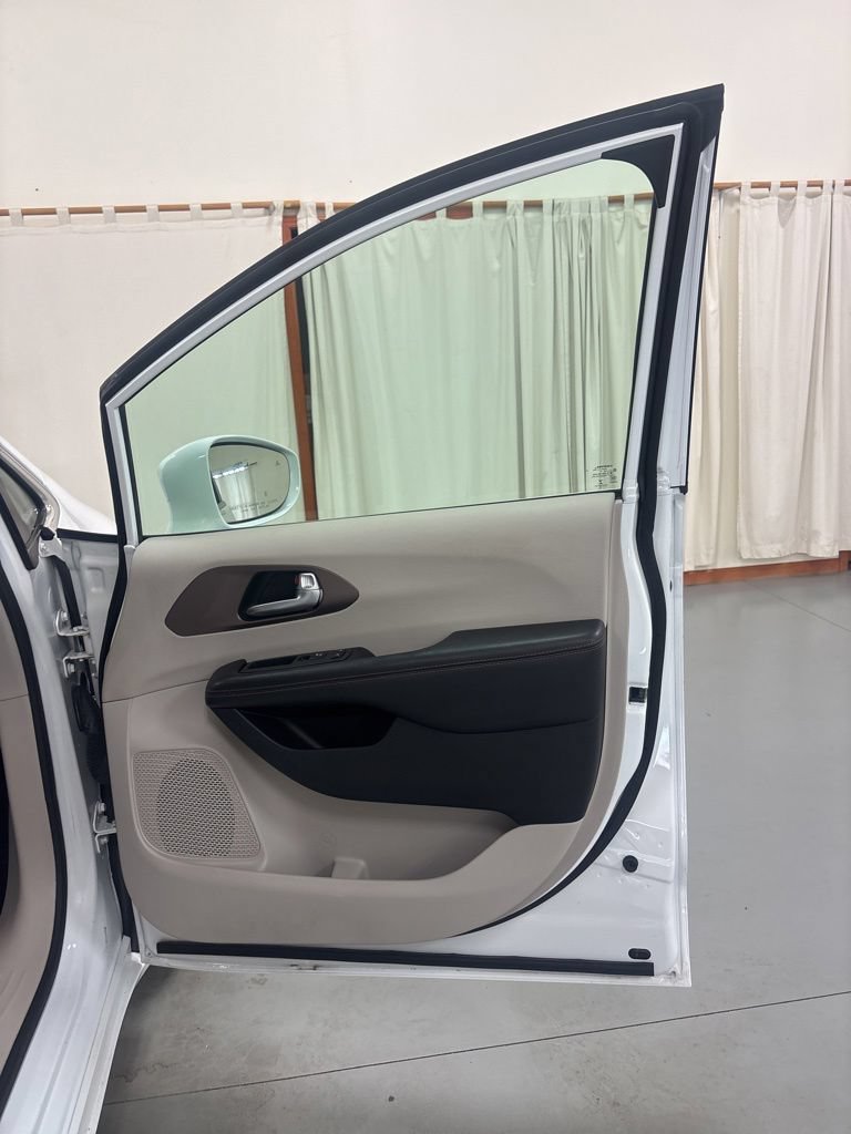 Used 2018 Chrysler Pacifica Touring-L w/ Tire & Wheel Group FWD image 28