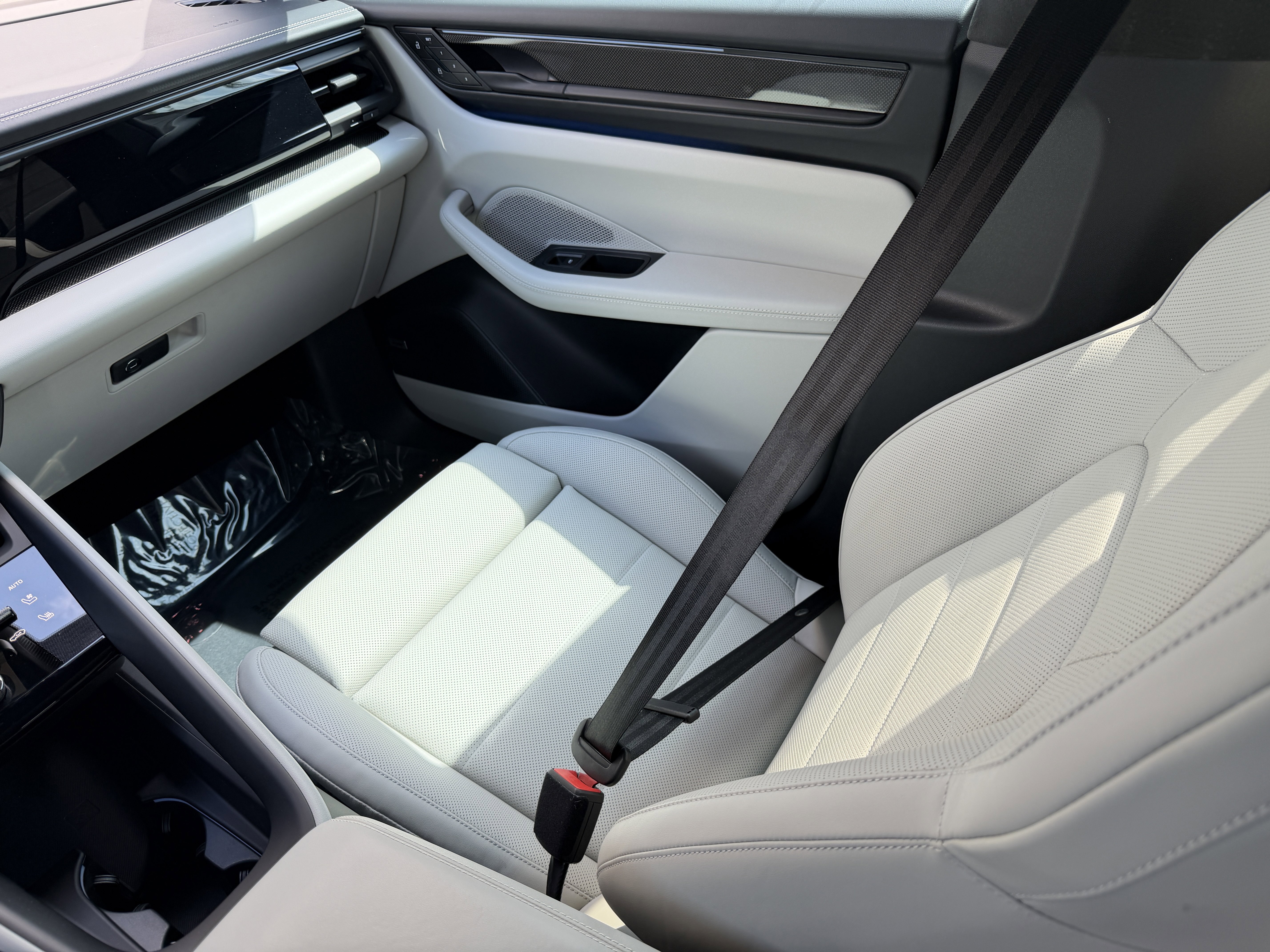 Certified 2024 Porsche Macan Turbo Electric image 18