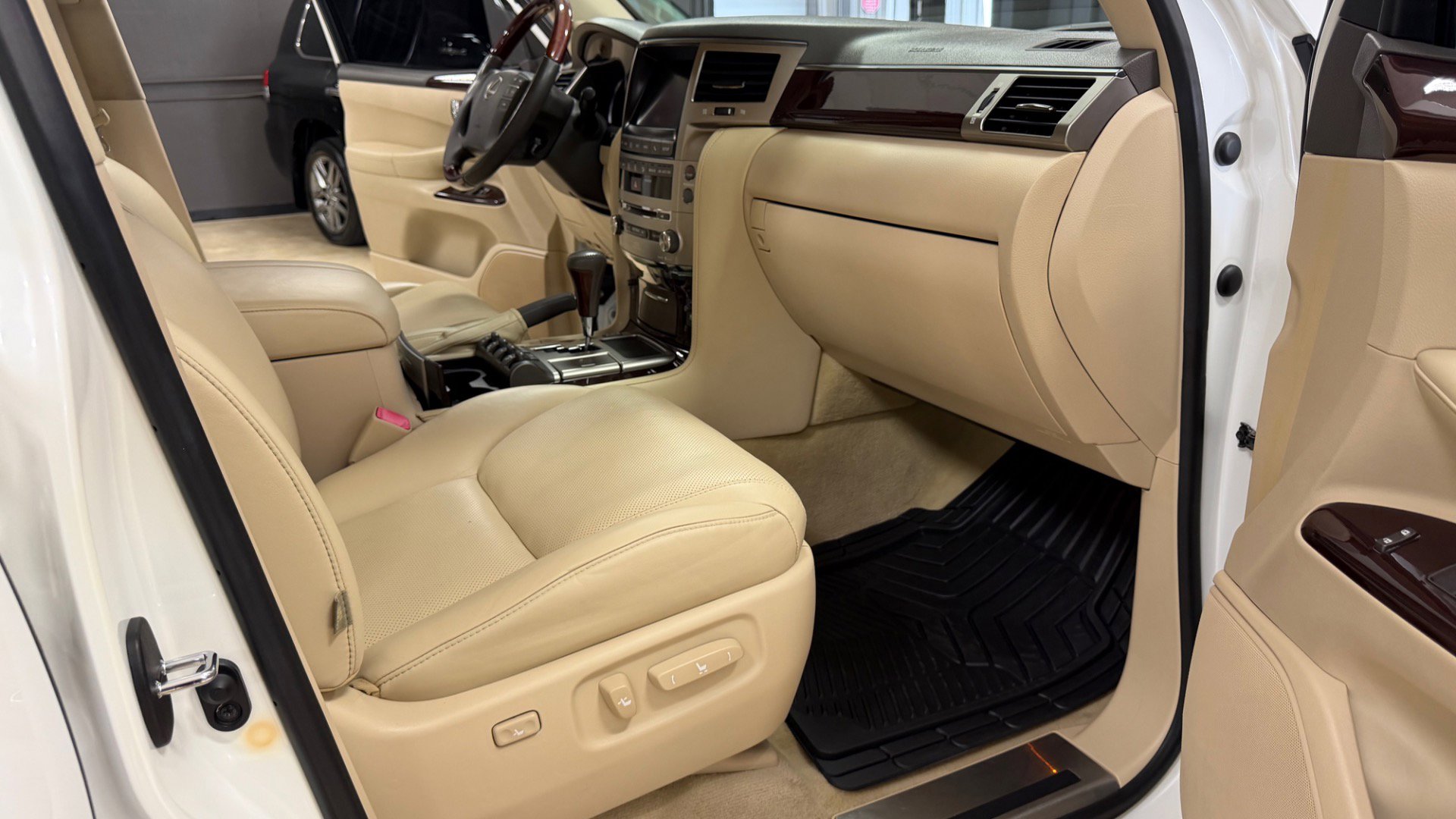Used 2013 Lexus LX 570 4WD w/ Luxury Pkg w/Pre-crash image 21
