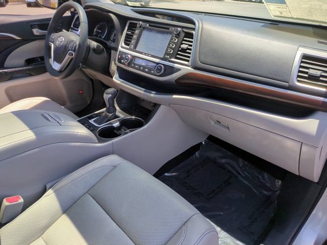 Used 2016 Toyota Highlander Limited Platinum FWD image 33