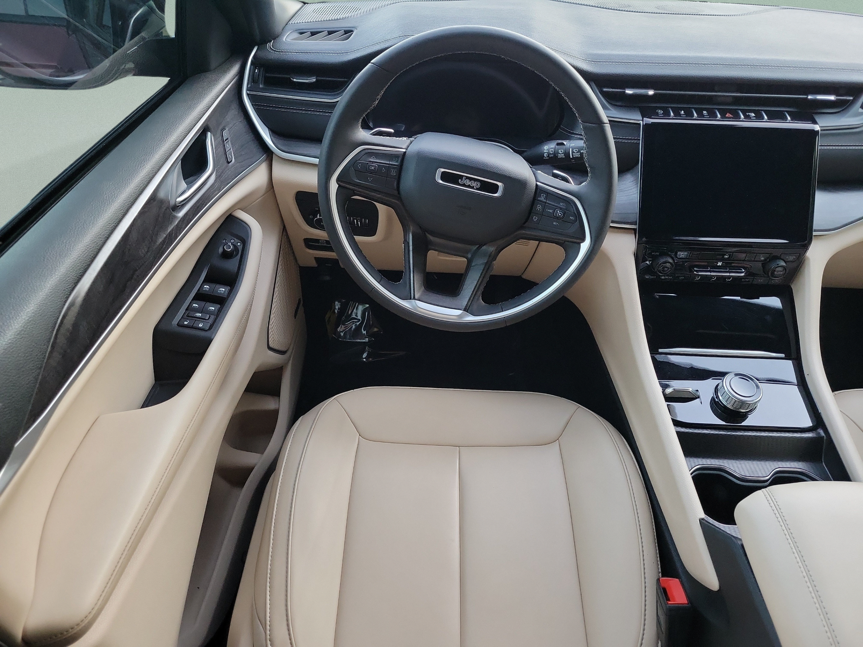 Certified 2025 Jeep Grand Cherokee L Limited w/ Black Appearance Package AWD/4WD image 8