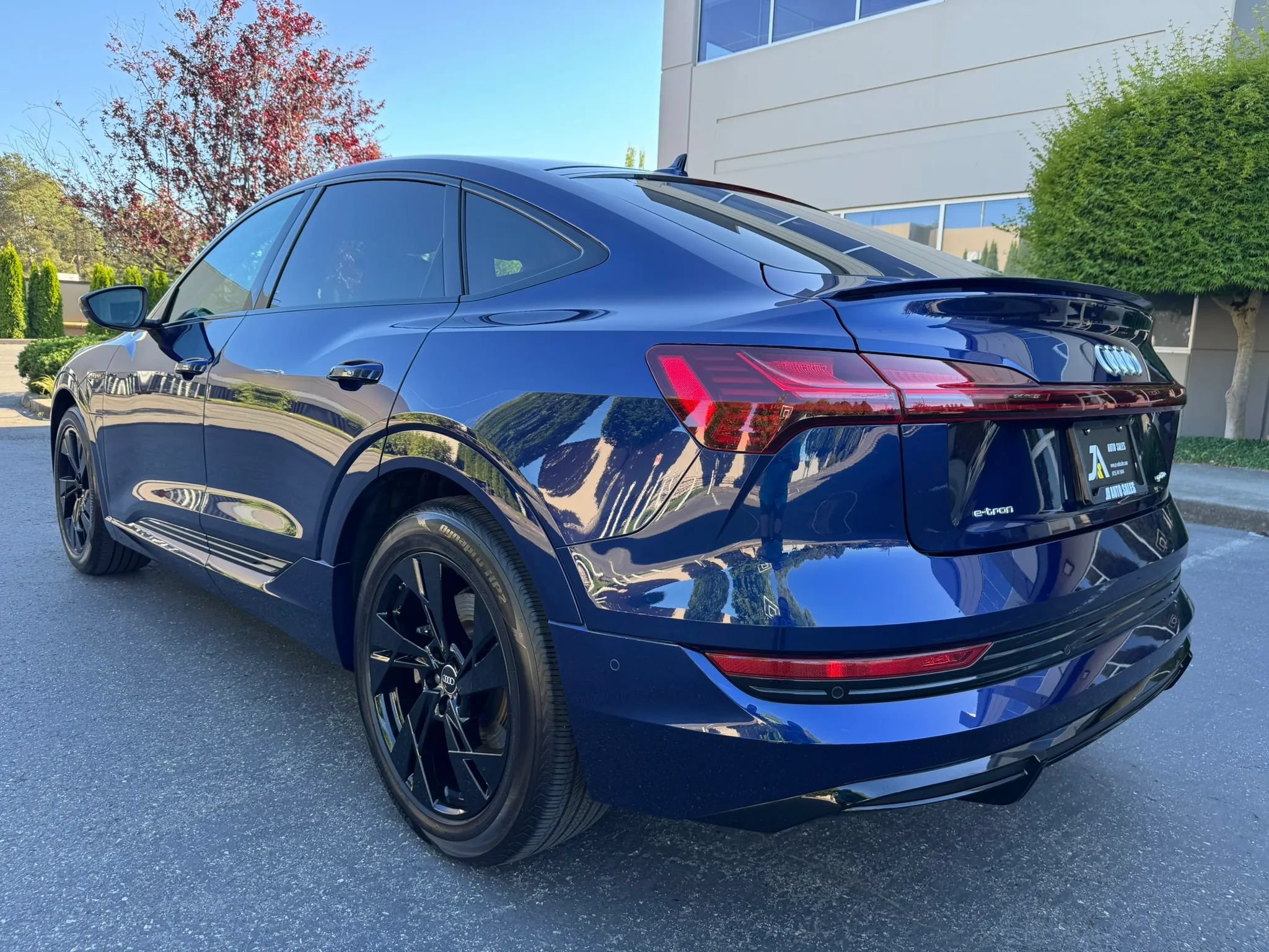 Used 2022 Audi e-tron Premium w/ Convenience Plus Package AWD/4WD image 8