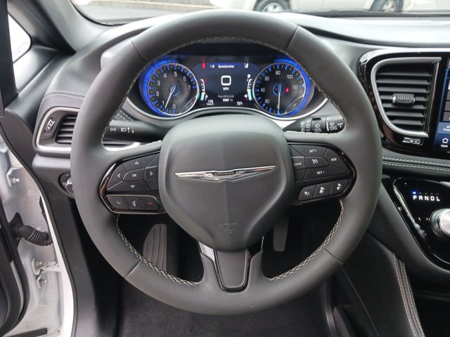Used 2025 Chrysler Pacifica Limited FWD image 15