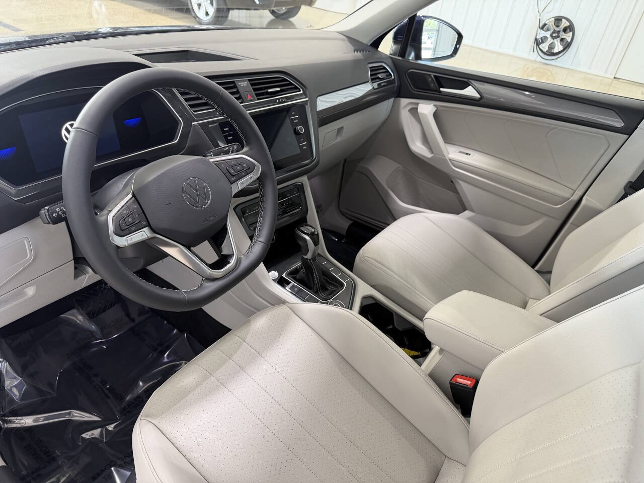 Used 2022 Volkswagen Tiguan SE AWD/4WD image 8