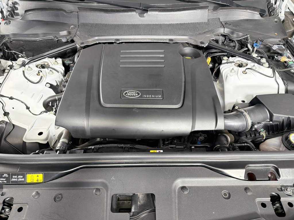 Certified 2025 Land Rover Discovery Dynamic SE AWD/4WD image 32