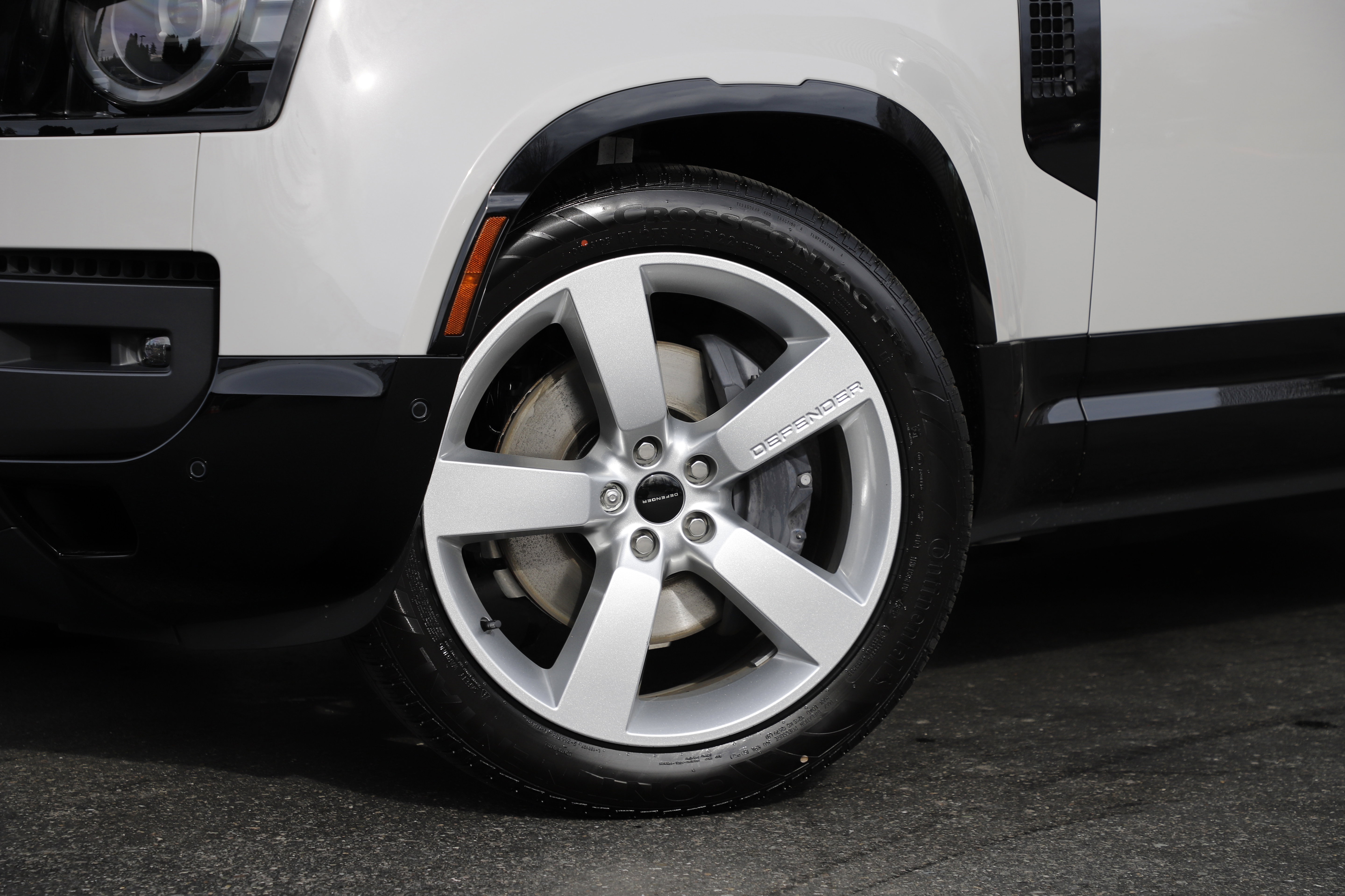 New 2026 Land Rover Defender 110 X-Dynamic SE image 2