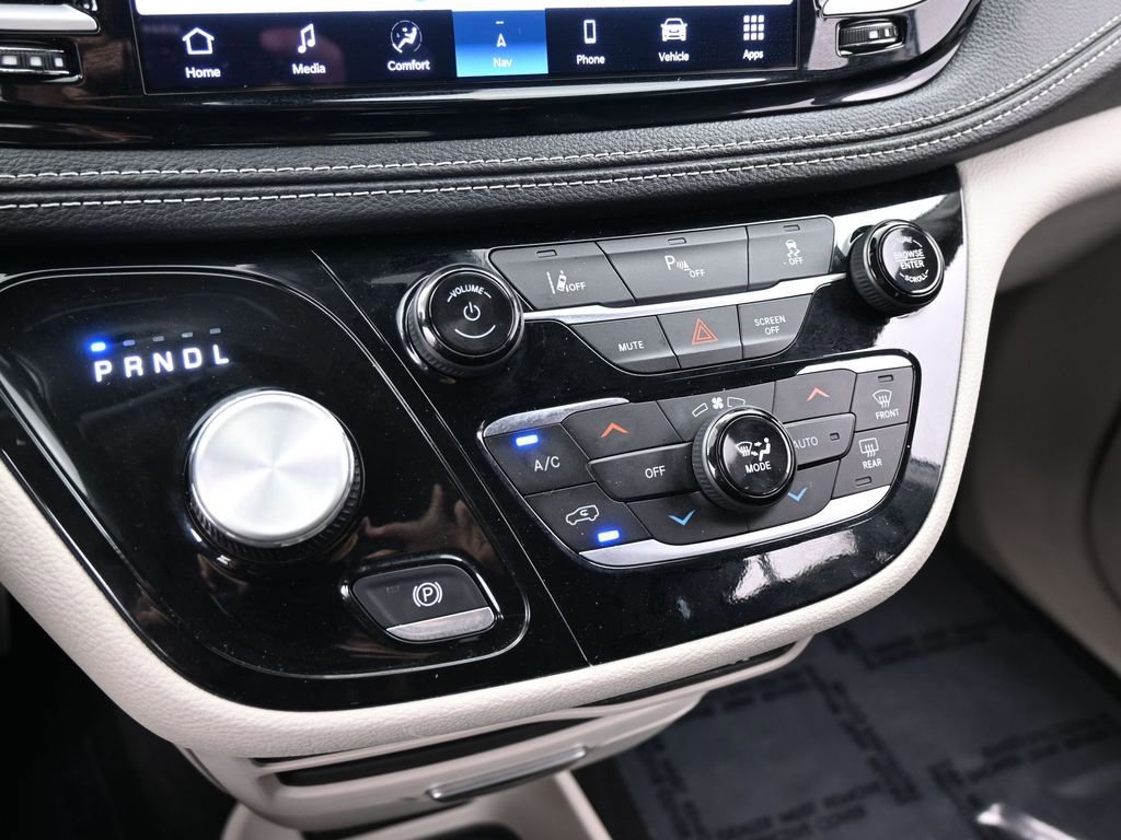 Used 2024 Chrysler Pacifica Select image 26