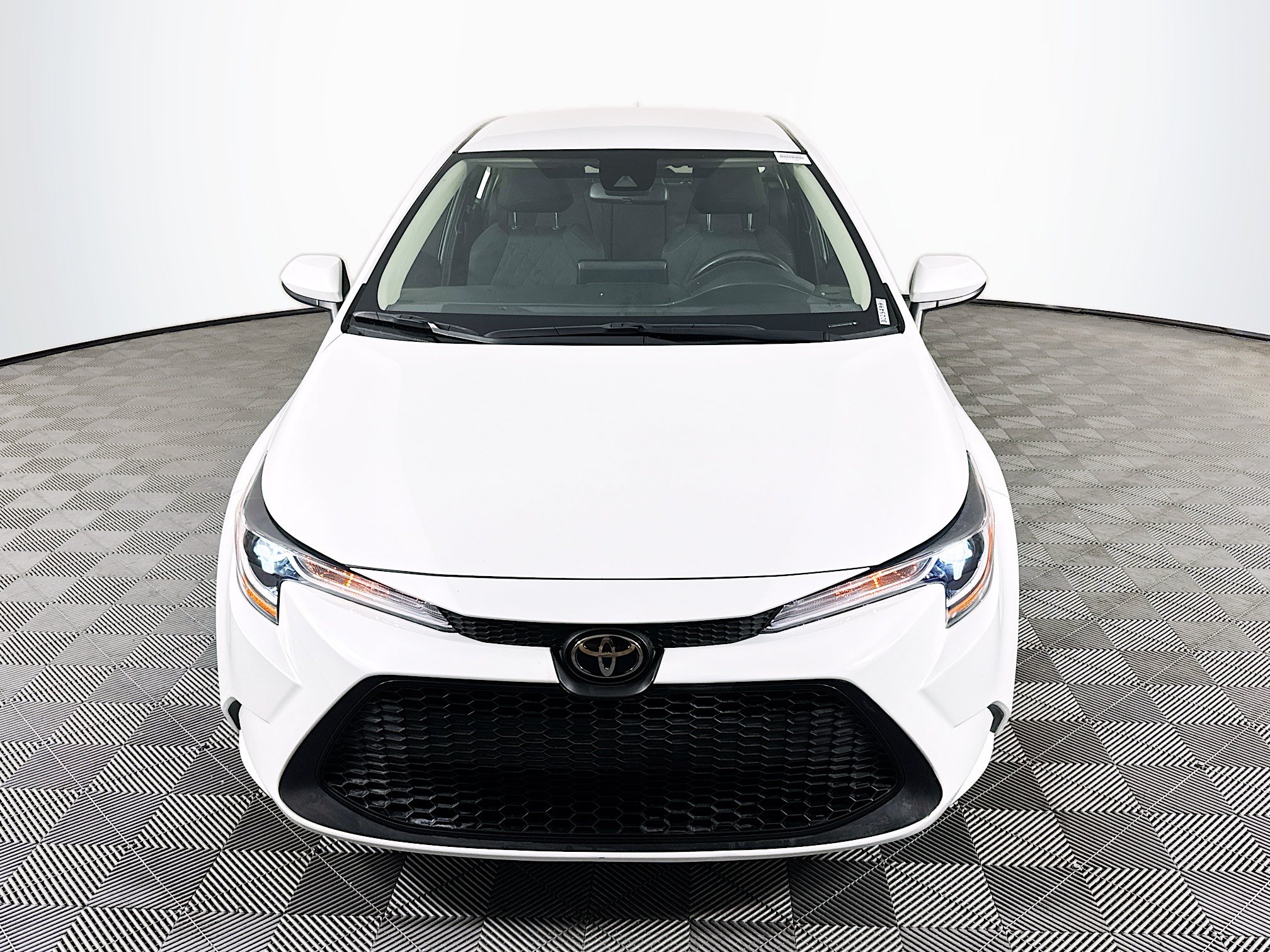 Used 2022 Toyota Corolla LE FWD image 2