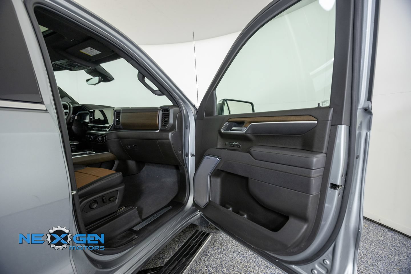Used 2025 Chevrolet Silverado 1500 High Country w/ Technology Package AWD/4WD image 42