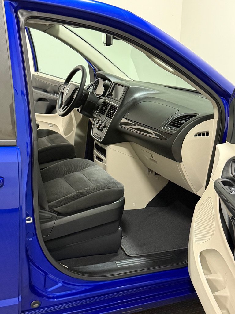 Used 2018 Dodge Grand Caravan SE w/ UConnect Hands-Free Group FWD image 12