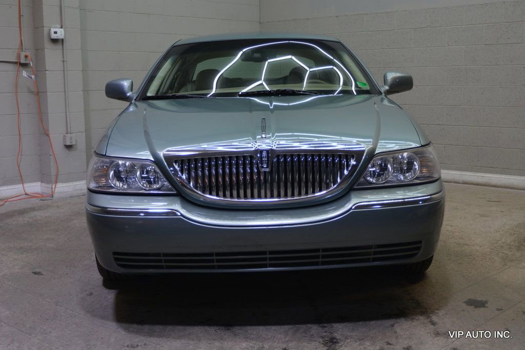 Used 2006 Lincoln Town Car Signature image 5