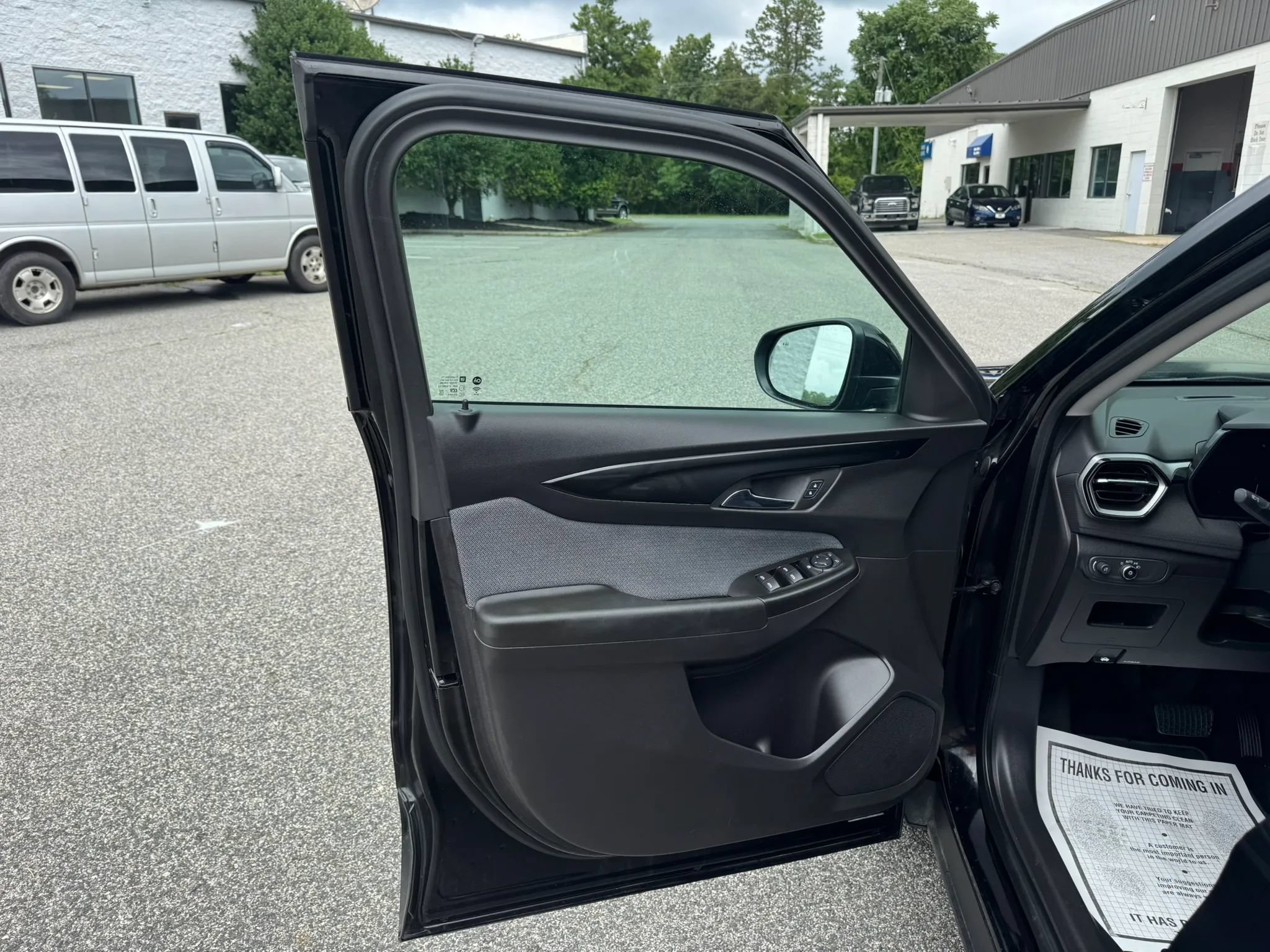 Used 2025 Chevrolet TrailBlazer LT w/ LT Cold Weather Package FWD image 17