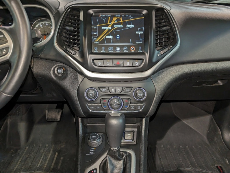 Used 2017 Jeep Cherokee Overland w/ Technology Group image 40