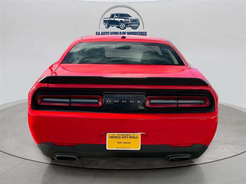 Used 2015 Dodge Challenger SXT RWD image 4