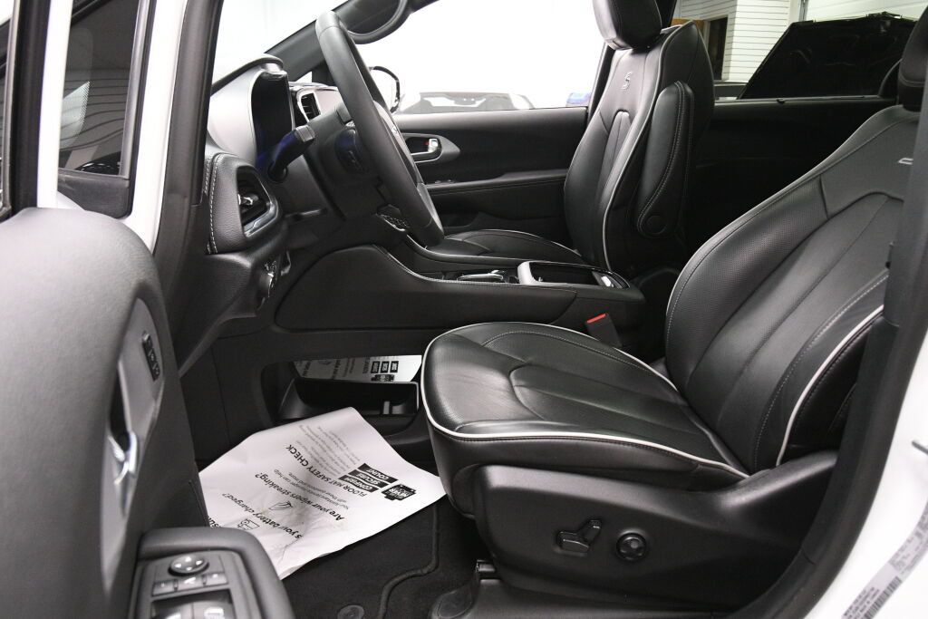 Used 2025 Chrysler Pacifica Limited FWD image 10