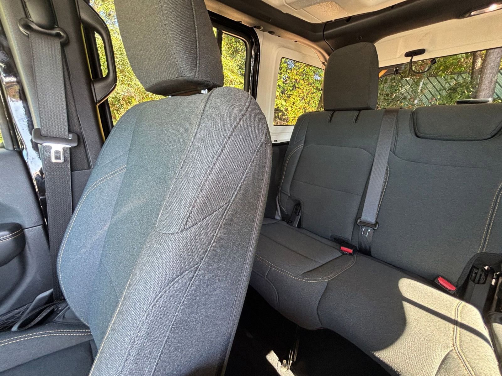 Used 2025 Jeep Wrangler Sahara image 39