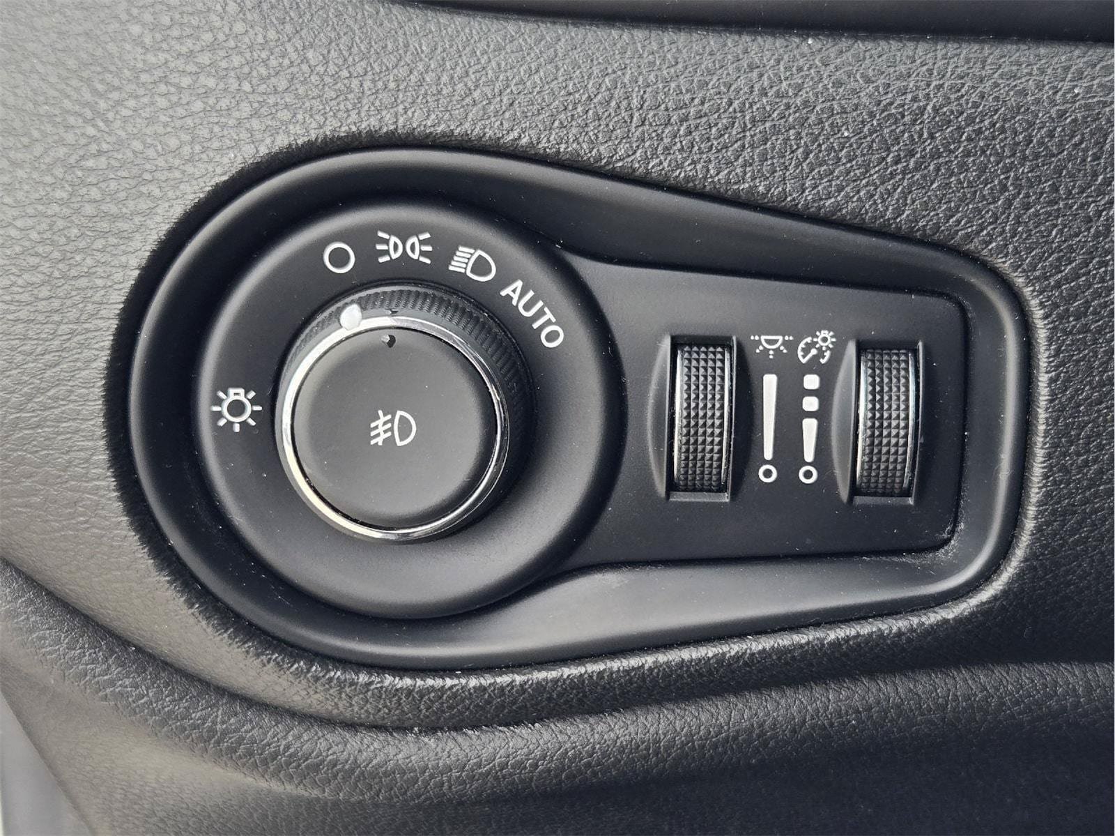 Used 2016 Jeep Renegade Limited FWD image 19