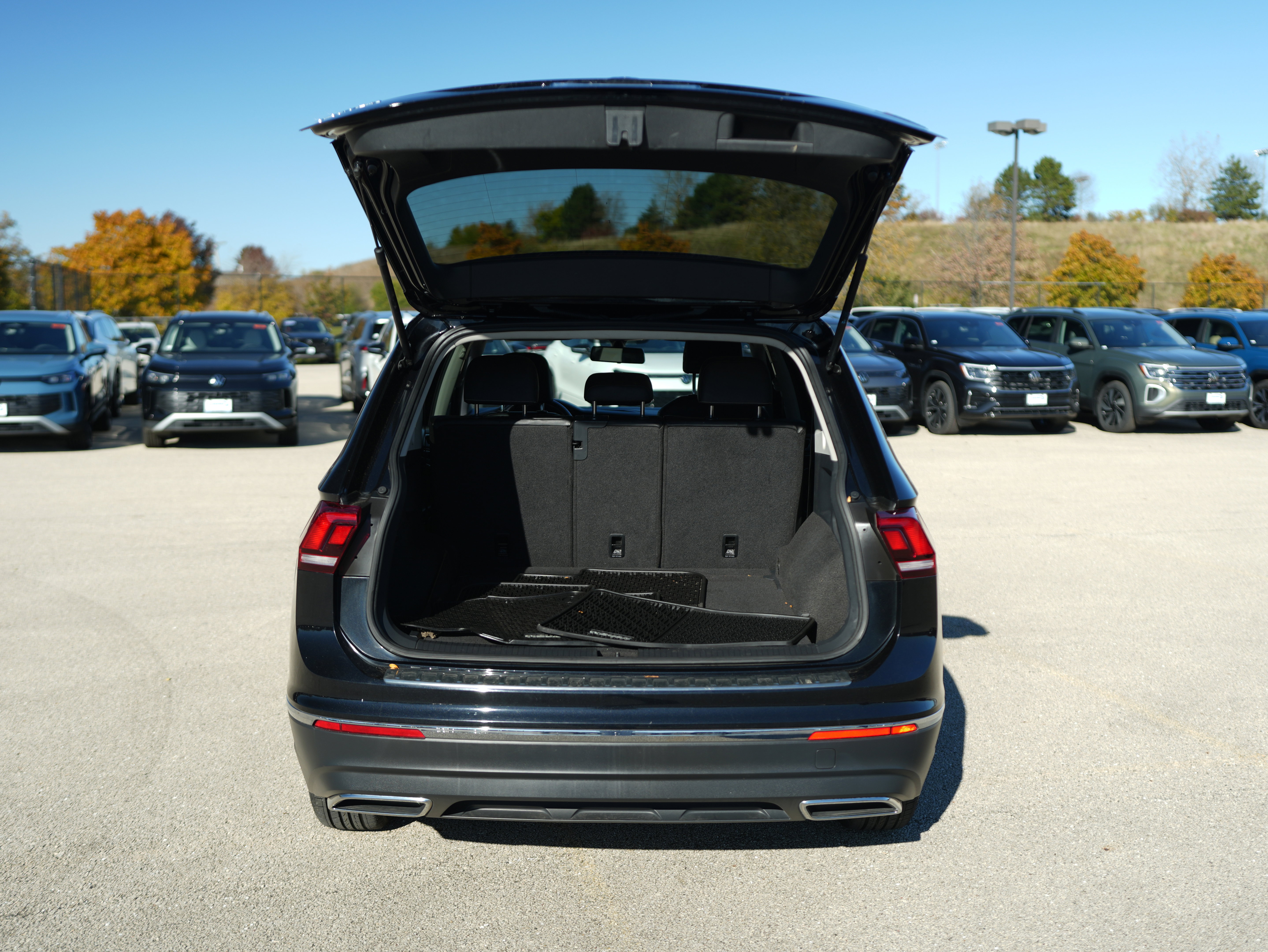 Used 2021 Volkswagen Tiguan SE w/ Panoramic Sunroof Package image 7