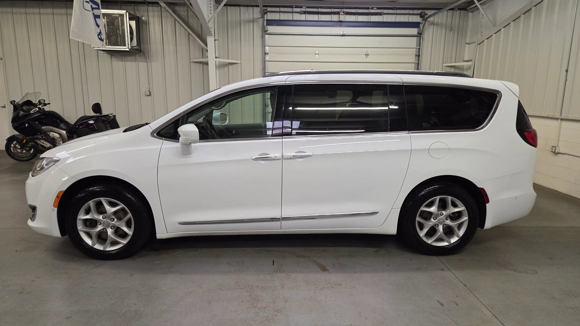 Used 2018 Chrysler Pacifica Touring-L Plus FWD image 3