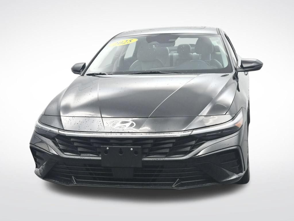 Used 2025 Hyundai Elantra Limited FWD image 2