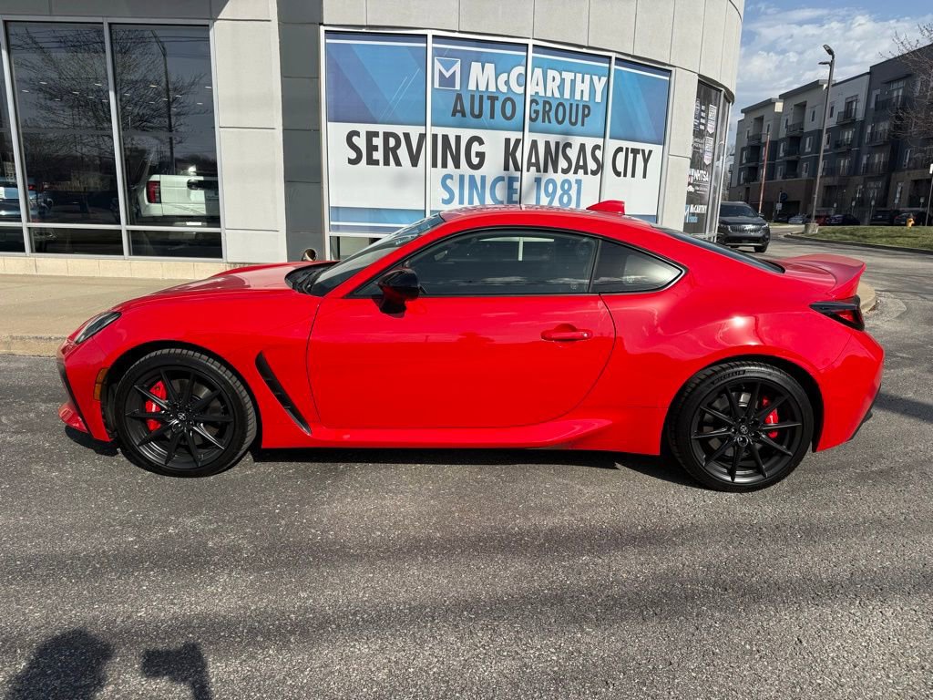 Used 2025 Toyota GR86 Premium w/ Performance Package image 2