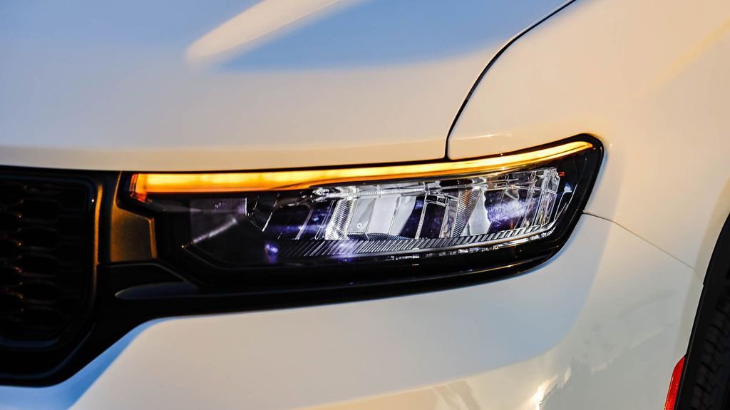 New 2025 Jeep Grand Cherokee Altitude image 5