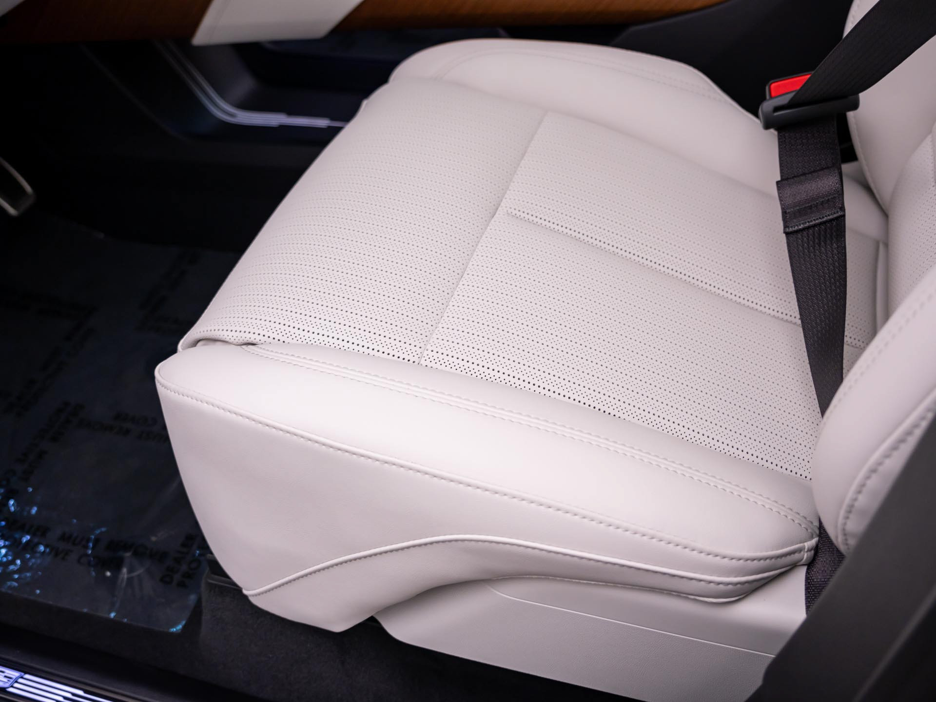 New 2027 Cadillac Vistiq Sport w/ LPO, Floor Liner Package AWD/4WD image 14