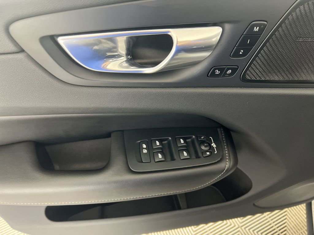 Used 2023 Volvo XC60 B6 Ultimate image 23