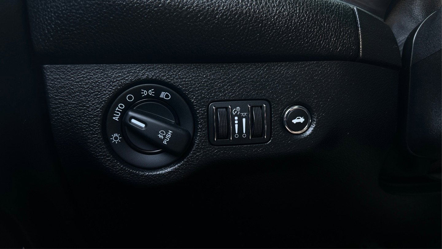 Used 2015 Dodge Challenger R/T RWD image 50