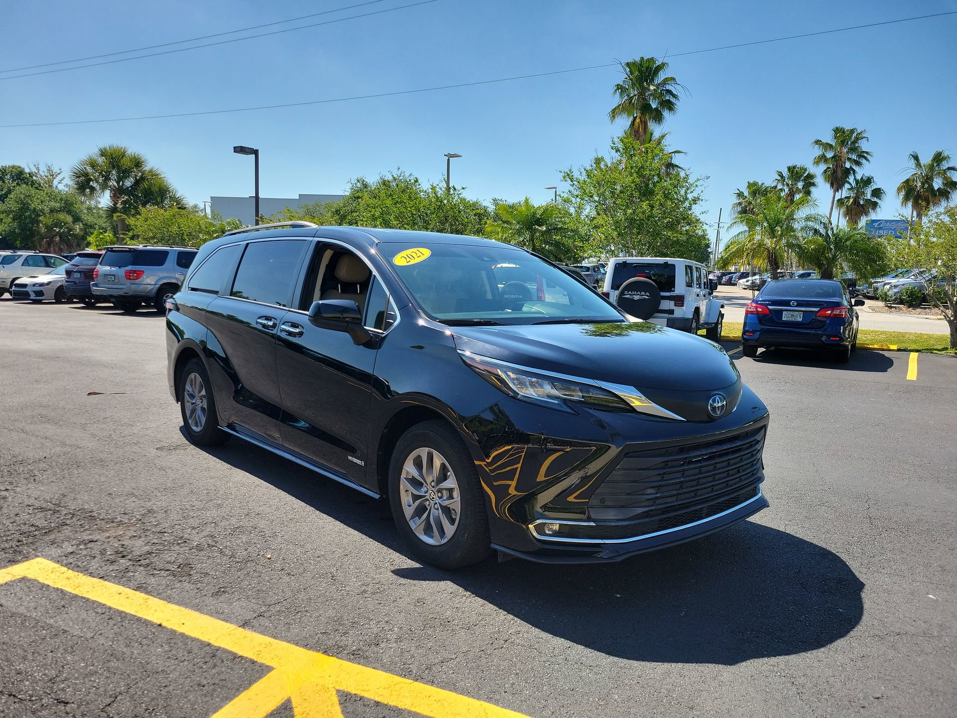 Used 2021 Toyota Sienna XLE AWD/4WD image 2