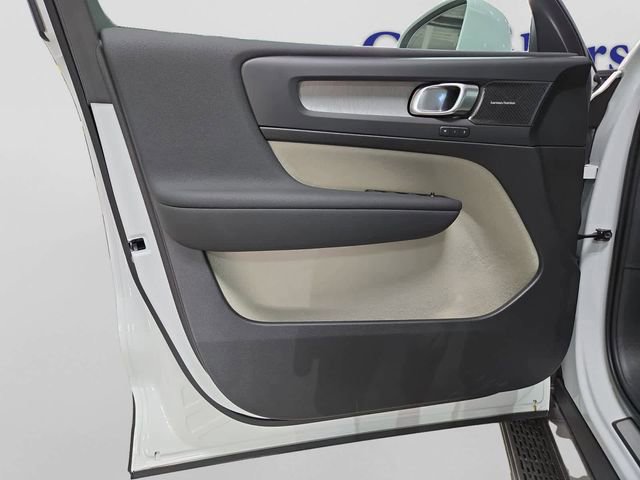 New 2025 Volvo XC40 B5 Plus w/ Protection Package Premier image 17