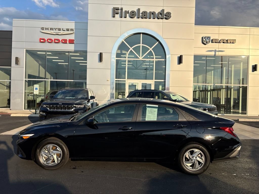 Used 2026 Hyundai Elantra SE FWD image 2