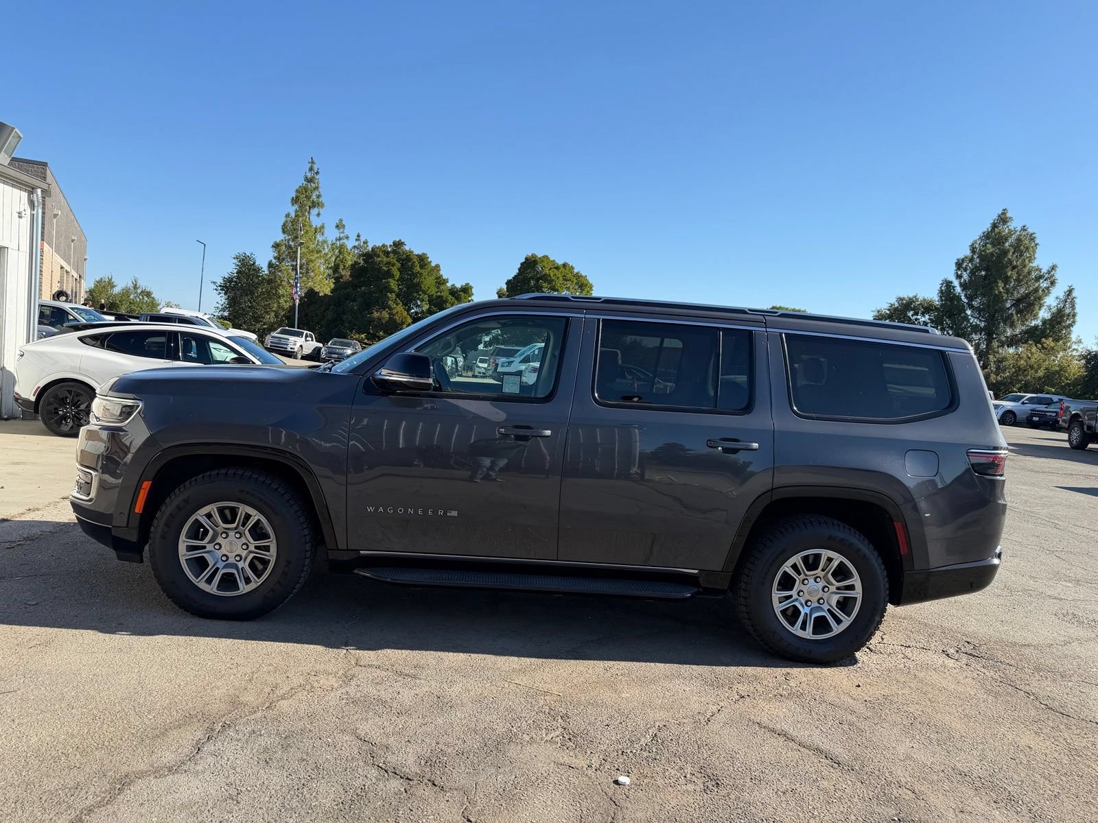 Used 2024 Jeep Wagoneer 4WD w/ HD Trailer Tow Package image 2