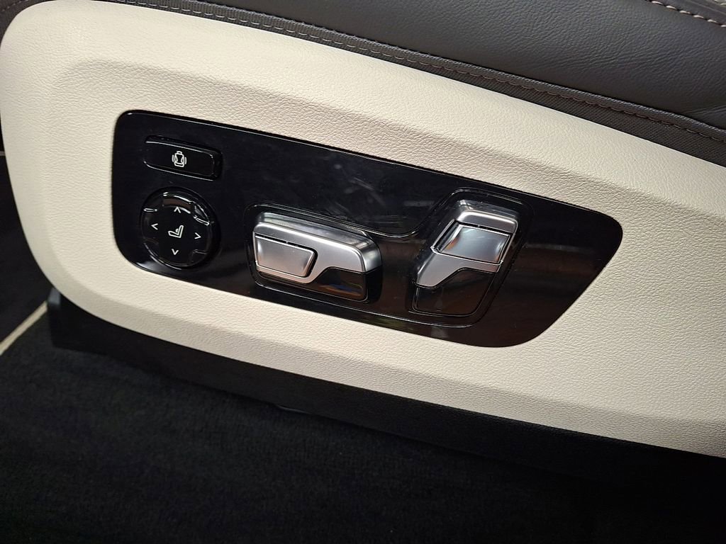 Used 2025 BMW X7 M60i image 12
