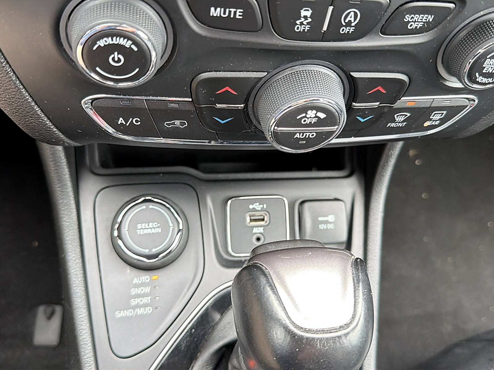 Used 2023 Jeep Cherokee Altitude Lux AWD/4WD image 18